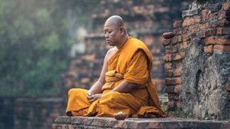 Buddhistický mnich zvolil podivnou cestu k osvícení. Na vlastní gilotině si setnul hlavu