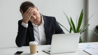 PORADNA: Žena posílá peníze na charitu, i když skoro žádné nemáme. Co pomůže, radí psycholožka Samsonová