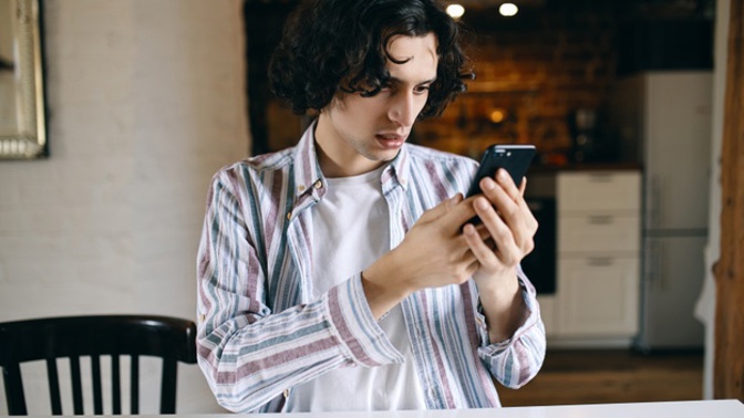 Adam (26): Přítelkyně vše sdílí na sociálních sítích. To, co tam dala naposledy, je vážně strašné