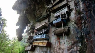 Bizarní skalní hřbitov Sagada: Budoucí nebožtíci si vyrábějí rakve vlastníma rukama