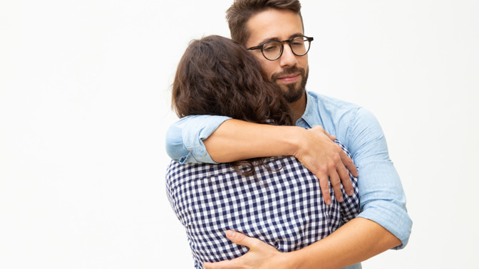 Co prozradí objetí: Které vyjadřuje romantickou lásku a které ochranitelské pudy?