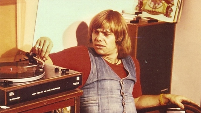 Jiří Schelinger se narodil v malé vesnici Bousov nedaleko Čáslavi, ale většinu svého života prožil v Praze