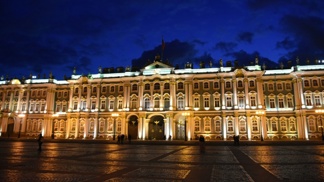 Zimní palác je nádherný i v noci. A právě tehdy se jeho chodbami, komnatami a sály procházejí jeho minulí obyvatelé...