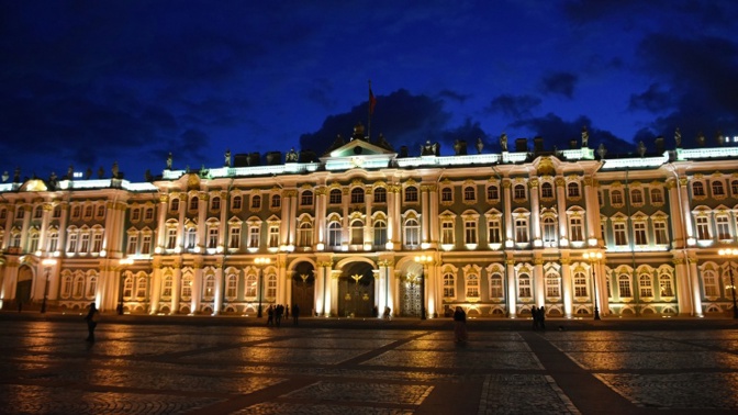 Zimní palác je nádherný i v noci. A právě tehdy se jeho chodbami, komnatami a sály procházejí jeho minulí obyvatelé...