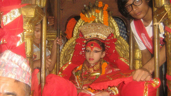 Živoucí bohyně Kumárí: Luxus a uctívání skončí s první menstruací