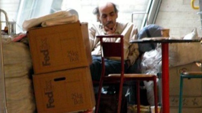 Muž, který kvůli krádeži dokladů musel strávit osmnáct let na francouzském letišti.