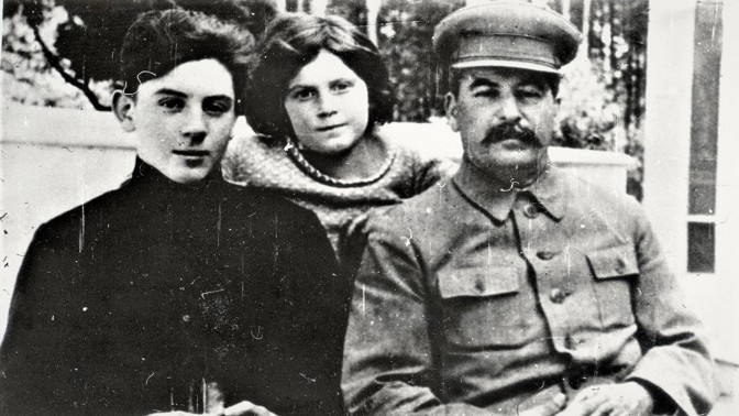 Drsný vztah Stalina se synem: Tvoje žena si vzala idiota, napsal mu rozzlobený diktátor