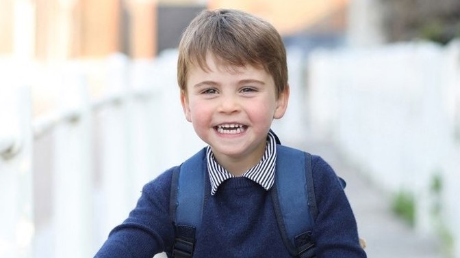 Princ Louis poprvé vyrazil do školky. Jaké tajemství ukrývá jeho námořnicky modrý svetr?