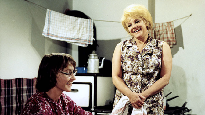 Filmovou hvězdu Slávku Budínovou v mládí vyhazovali z divadel pro neschopnost. Konec života prožila s lahví v ruce