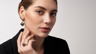 Jaké náušnice se hodí ke kterému tvaru obličeje? Jedny vyloženě sluší kulaté tváři