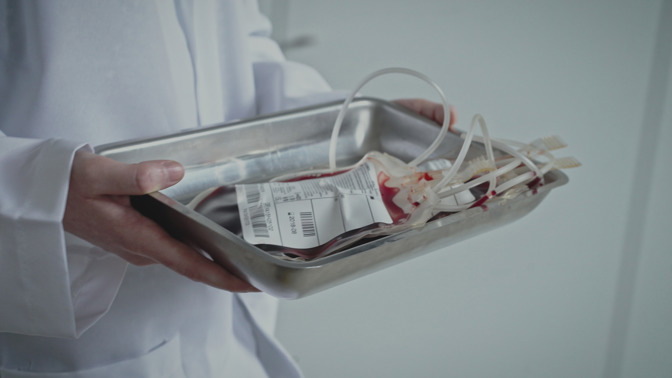 Nakažených tak začalo rychle přibývat. Aféra s kontaminovanou krví ovlivňuje rodiny pacientů dodnes. 