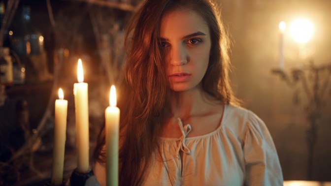 Jana (23): Od chvíle, kdy jsem vyvolávala ducha mrtvé tetičky, se mi doma dějí divné věci