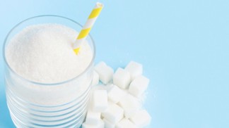 Slazené nápoje zvyšují riziko smrti, ale podle nové studie ani ty bez cukru nejsou o moc lepší