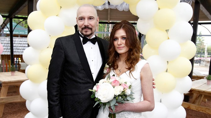 Bohuš Matuš a jeho mladičká Lucie se vzali. Nevěsta vynesla tyto úžasné svatební šaty s příběhem