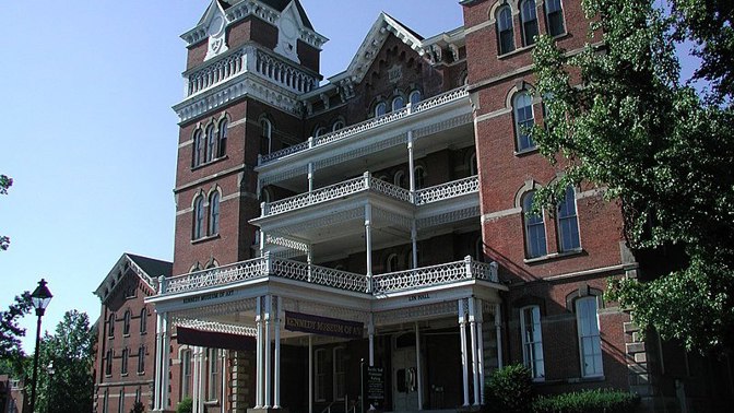 Bývalé sanatorium The Ridges, v němž se nachází skvrna ve tvaru ženského těla (Margaret Schilling).