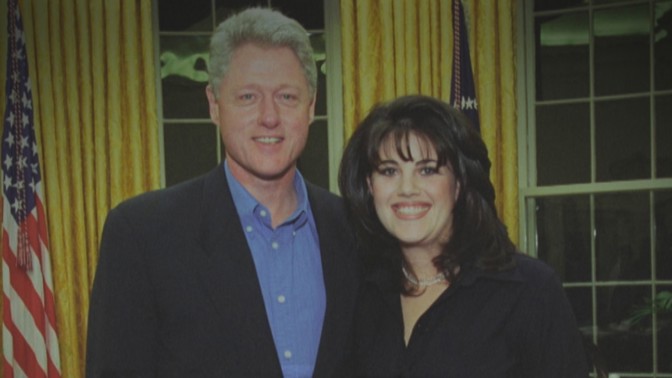 Skandál se sexuálním obtěžováním a ústavní žalobu Clinton nakonec ustál. 