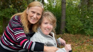 Spastická kvadruparéza ji uvěznila na lůžku, bez matky samoživitelky se nezvedne. Teď potřebuje pomoc