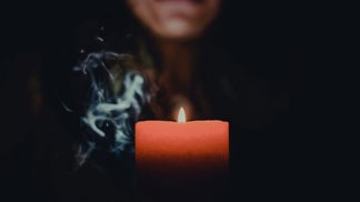 Ilona (41): Myslela jsem si, že jsem o rodiče navždy přišla. Z omylu mě vyvedla hořící svíčka