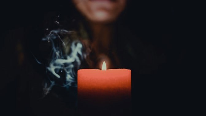 Ilona (41): Myslela jsem si, že jsem o rodiče navždy přišla. Z omylu mě vyvedla hořící svíčka