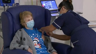 První žena očkovaná proti koronaviru: Šest měsíců po vakcíně se má báječně a těší se na skromnou dovolenou