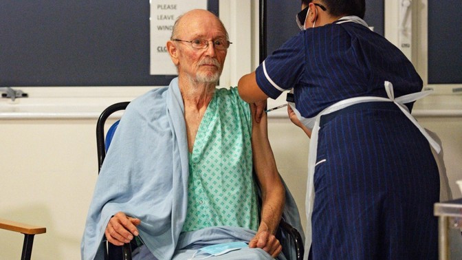 Zemřel první muž světa očkovaný proti covidu. William Shakespeare podlehl jiné nemoci