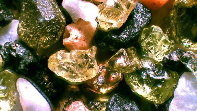 Připomíná to drahé kameny a přitom je to obyčejný písek.