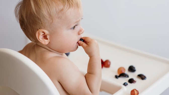 První pomoc při dušení dítěte po vdechnutí cizího předmětu: Pravidlo pěti by měl znát každý rodič