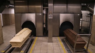 Zajímavosti o kremaci: Proč musí silikony pryč a jaké nebezpečí představuje kardiostimulátor?