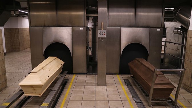 Zajímavosti o kremaci: Proč musí silikony pryč a jaké nebezpečí představuje kardiostimulátor?