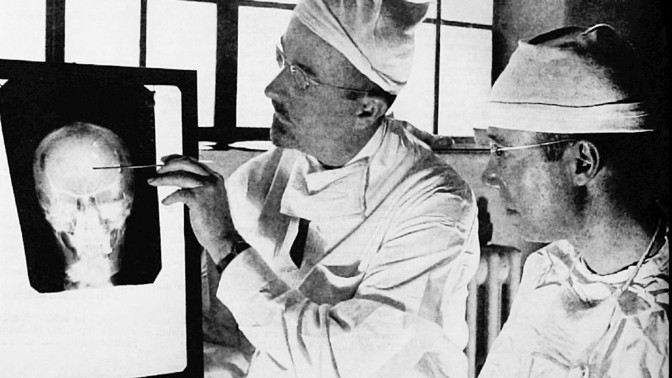 5 nejpodivnějších léčebných metod historie: Na co všechno se předepisovaly drogy, elektrošoky a vibrátor?