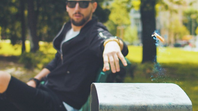 Kam s nedopalkem? Na zem! To není normální...