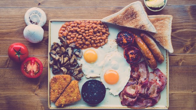 Kdy jíst nezdravě: Podle nové studie je nejdůležitější zdravá večeře, slaninu ale nezavrhuje