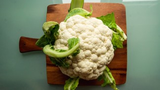 Květák: Je plný vitamínů, minerálů a hodí se do polévek, na placky i zdravé večerní mlsání