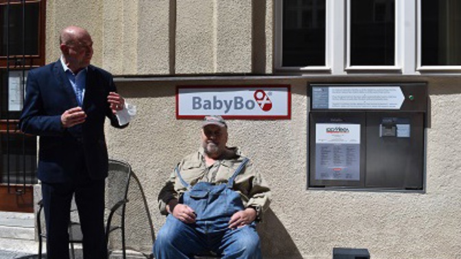 Už šestnáct let babyboxy zachraňují životy nechtěných dětí. Zařízení nové generace převzala u příležitosti letošního Dne dětí městská část Praha 6