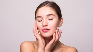Dermatoložka radí: Tento desetivteřinový domácí test odhalí skutečné stáří vaší pleti