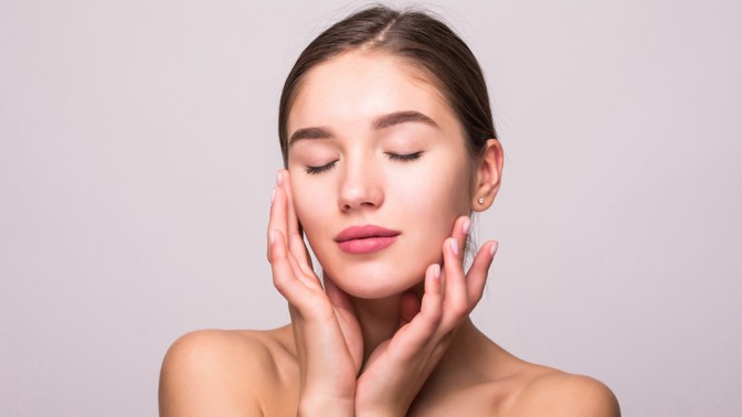 Dermatoložka radí: Tento desetivteřinový domácí test odhalí skutečné stáří vaší pleti