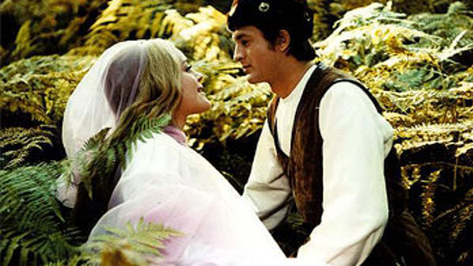 V původní verzi pohádky bojoval Bajaja se třemi draky. Ve filmovém zpracování byl drak jenom jeden, přidal se však nový zloduch, a to Černý princ. 