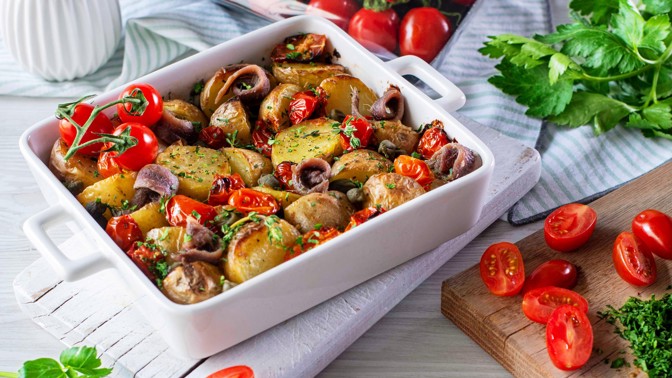 Zapečené rané brambůrky s ančovičkami a cherry rajčaty: Lehký a chutný oběd
