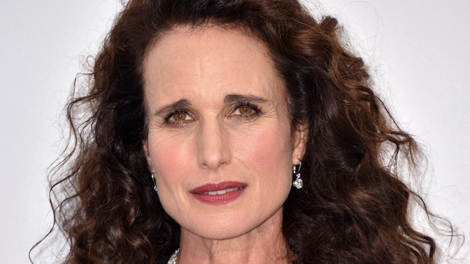Andie MacDowell šokovala novou barvou vlasů. Přitom jde o trend, který letos mimořádně frčí