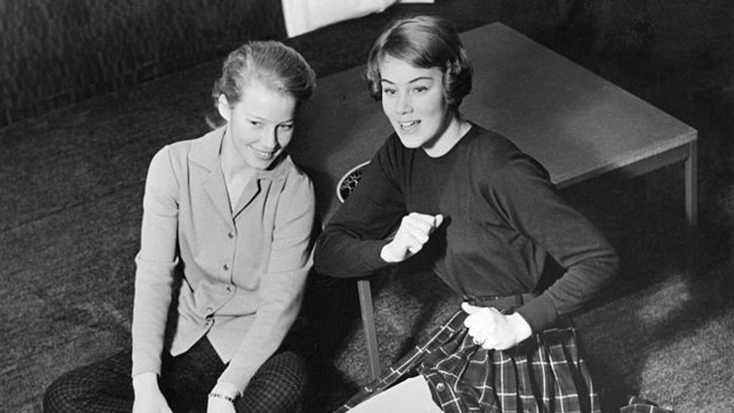 Rady pro dívky podle časopisu Seventeen (1967): Trénujte melodiku hlasu a s chlapcem noste jen malou kabelku