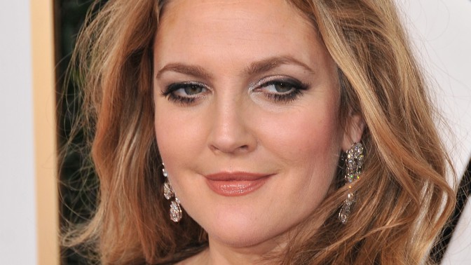 Lepší než botox! Drew Barrymore odhalila snadný fígl s tužkou na oči, který pozvedne povislá víčka