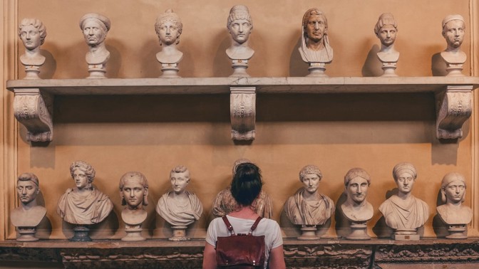 3 znamení zvěrokruhu, která milují historii a vás do ní vtáhnou také