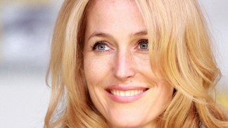 Podprsenka už nikdy víc, říká herečka Gillian Anderson. A co na to odborníci?