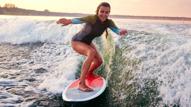 Plavky s dlouhým rukávem: Nejžhavější hit léta 2021, který nevědomky zpopularizovala zpěvačka Adele