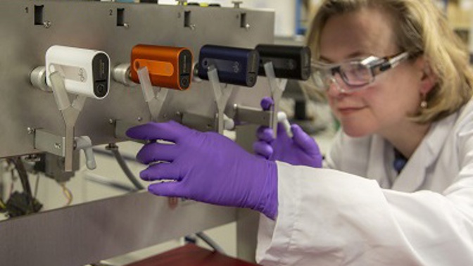 Nová studie ukazuje, že úplný přechod na glo má podobný dopad na zdraví jako u lidí, kteří s kouřením přestali