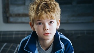 Jak dnes vypadá Sam z Lásky nebeské: Thomas Brodie-Sangster bojuje s dětskou tváří, v hospodě mu odmítají nalít