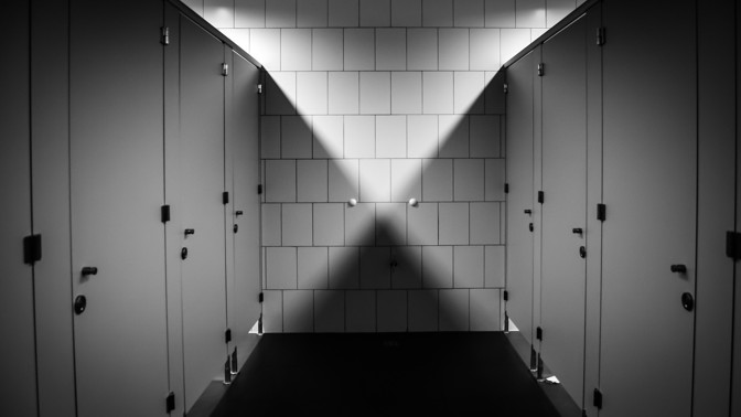 Pozor na veřejná WC! Takhle dlouho vydrží po spláchnutí ve vzduchu choroboplodné zárodky