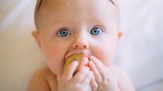Kdy nechat holčičce nastřelit náušničky? Dejte si pozor, abyste to neudělali příliš brzy, varují pediatři