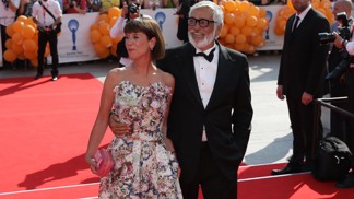 Módní ikona Andrea Bartošková: Čím nejšarmantnější žena karlovarského festivalu předčí mladší konkurentky?