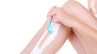 Hladce oholené nohy za 30 vteřin? Jednoduchý trik vám ukáže, jak na to